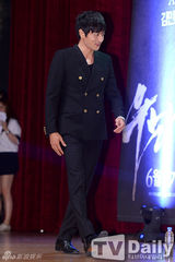 组图：《哭泣男人》张东健黑衣亮相 与粉丝互动