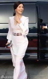 组图：李宝英白裙素雅显身段 比V卖萌戒指闪