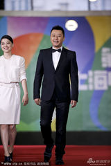 组图：郭涛黑西服亮相 粉丝尖叫帅爸乐不拢嘴