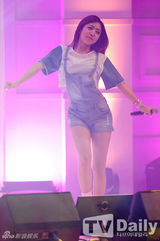 组图：Apink清凉牛仔装亮相 甜美活泼萌翻全场