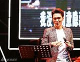 组图：杨宗纬献唱南京音乐节 动情演绎王菲金曲