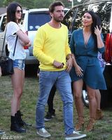 组图：起风了！卡戴珊手捂连衣裙险走光