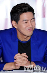 组图：韩星尹珍瑞镂空白裙优雅亮相试映会