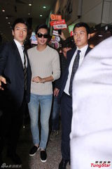 组图：李敏镐访台上千粉丝接机 保安险引冲突