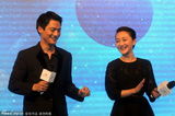 组图：周迅夫妇亮相慈善活动 高圣远变妻管严