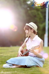 组图：陈妍希校园写真 文艺清新女神范