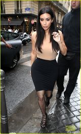 组图:金-卡戴珊街头抱娃似主妇 紧身裙勾勒丰臀