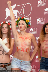 策划：裸奔弱爆！影节红毯九怪 囧脸露臀钻裙底