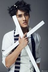 组图：张赫全新写真曝光 衬衫短裤不改型男本色