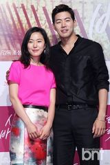 组图：韩星李相允尹珍序亲密挽手宣传新片