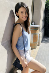 组图：高圆圆欧洲清新靓照  身着热裤秀美腿