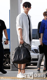 组图：EXO赴长沙开唱 干练休闲风帅气难挡