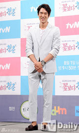 组图：《花样青春》老中青花美男踏上别样旅途