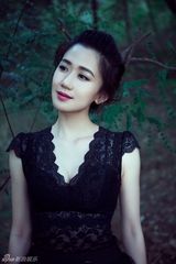 组图：司珂华空降山林之颠 黑色蕾丝展神秘魅惑