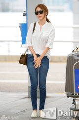 组图：韩星刘仁娜现身机场 牛仔裤显苗条