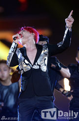 组图：JYJ热力开唱 金在中秀胸肌纹身隐现(朴有天/金俊秀)