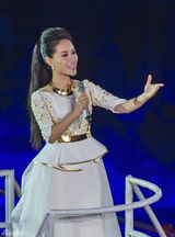 组图：雷佳唱响青奥会会歌 传递奥运精神