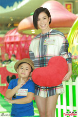 组图：佘诗曼掌勺大展厨艺 小男生献红心表爱意