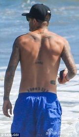 组图：贝克汉姆容颜不改风采依旧 露肉秀性感胸肌