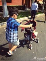 组图：中国好哥哥！石头为妹妹推车喂饭超贴心