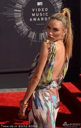 组图：超模娜塔莉-加尔美裙亮相 妩媚献飞吻