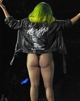 组图：Lady Gaga丁字裤秀肥臀 与黑人猛男拥抱嬉戏