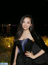 组图：张靓颖水晶礼服亮相戛纳 曳地长裙秀美腿