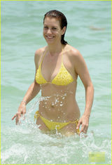 组图：凯特-沃什身材走样 与男友甜蜜戏水