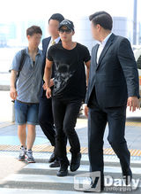组图：金贤重全黑装扮亮相机场获保镖护航
