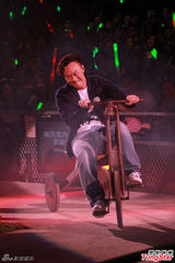 组图：郭伟亮音乐会大咖多 陈奕迅骑车登场搞怪