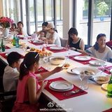 组图：黄奕带女儿铛铛与朋友欢聚 不见黄毅清