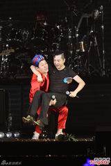 组图：多变哈林(庾澄庆)唱金曲 登小巨蛋万人同欢