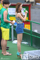 组图：miss A秀智热裤亮相街头 小蛮腰美腿吸睛