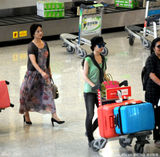 组图：刘亦菲与助理一路说笑 母亲紧跟其后独行