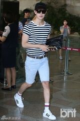 组图：Super Junior-M周觅现身机场 短裤球鞋尽显朝气