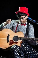 组图：张杰个唱努力玩时尚 中弹装花长袍上身