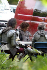 组图：卷福拍剧片场照曝光 长脸颜艺帝表情丰富