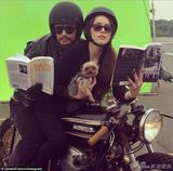 组图：詹姆斯-弗兰科亲密搂德普未婚妻喜笑颜开