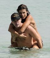 组图：女主播比基尼豪放露点 胸部浑圆肉贴男友