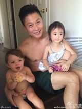 组图：李小鹏庆生派对 妻子比基尼出镜奥莉超萌