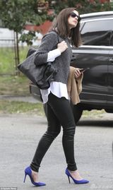 组图：安妮-海瑟薇学院装扮嫩 秀发飘逸展知性美