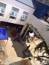 组图：李易峰街边吃盒饭拍戏 疑曝吴邪私服造型