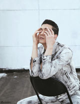 组图：任言恺曝杂志大片 冷峻优雅彰显骑士精神