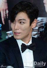 组图：BigBang TOP亮相试映会 西装领结十分帅气