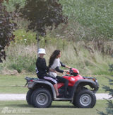 组图：贾斯汀-比伯/赛琳娜-戈麦斯复合狂秀恩爱 搂腰摸臀又熊抱