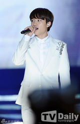 组图：韩女团穿短裙热舞走光露蓝色底裤