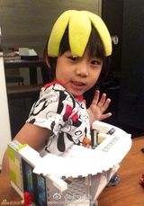 组图：Kimi头顶柚子皮过中秋 搞怪呆萌惹人爱