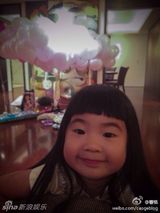 组图：曹格为女儿办4岁生日派对 姐姐大脸抢镜