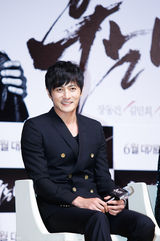 独家：《哭泣男人》张东健黑衣亮相与粉丝互动