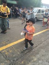 组图:姚明现身《爸爸2》 曹格女儿带帽喜感时尚